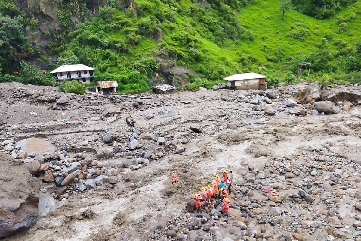 SDRF team conducting rescue operations in Shimla where 36 people are missing and 2 bodies have been recovered after a cloudburst in Samej Khad, Rampur area of ​​Shimla district